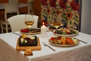 a table with plates of food and glasses of wine at Nuevo Hotel Parque Cabaneros in Horcajo de los Montes +255 photos