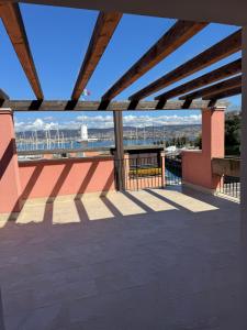widok na port z dachu budynku w obiekcie Apartment Giulia w mieście Muggia