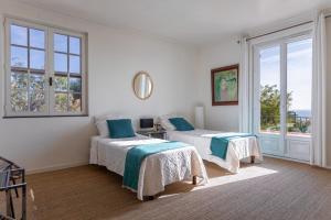 Postel nebo postele na pokoji v ubytování Villa Roxane + 31 fotografií