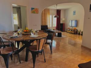 Televisyen dan/atau pusat hiburan di CASA BELLE VUE sea view & private pool