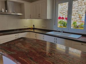 Cucina o angolo cottura di CASA BELLE VUE sea view & private pool
