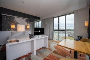 ein Hotelzimmer mit einem Bett und einem Schreibtisch mit einem Telefon in der Unterkunft Fletcher Wellness-Hotel Helmond in Helmond