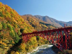 黒部市にある延対寺荘 の山の川上の赤い橋