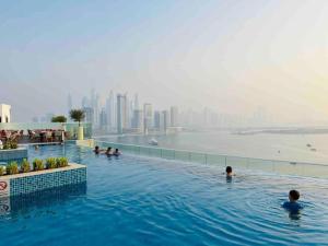 Πισίνα στο ή κοντά στο Fully-equipped studio Palm Jumeirah, Seven