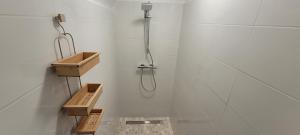 bagno con doccia e soffione di Omaha beach vue les Braves a Saint-Laurent-sur-Mer