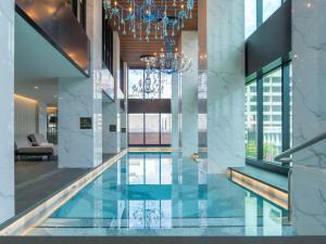 阿德莱德Sofitel Adelaide的一座带吊灯的建筑中的游泳池