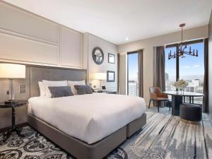 Sofitel Adelaide客房内的一张或多张床位