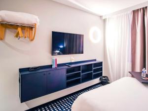 TV a/nebo společenská místnost v ubytování ibis Styles Albertville