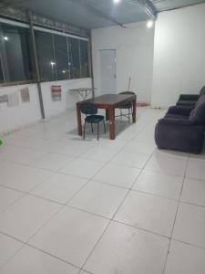 un salon avec une table et un canapé dans l'établissement Casa do Sossego, à Ilha do Frade 1 autre photo