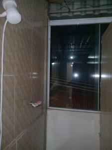 La salle de bains est pourvue d'une porte de douche en verre avec une caméra. dans l'établissement Casa do Sossego, à Ilha do Frade