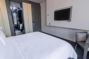 TV a/nebo společenská místnost v ubytování GHL Bioxury Hotel