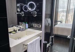 Koupelna v ubytování GHL Bioxury Hotel