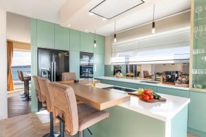 ブロダリツァにあるLuxury Apartment Tisaのキッチン(長い木製テーブル、椅子付)