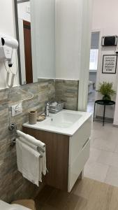 une salle de bain avec un lavabo et un miroir dans l'établissement Marchese di Montrone 126, à Bari