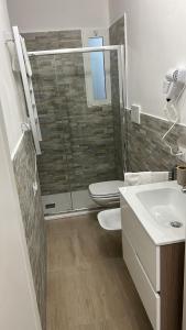 une salle de bain avec toilettes et douche en verre dans l'établissement Marchese di Montrone 126, à Bari
