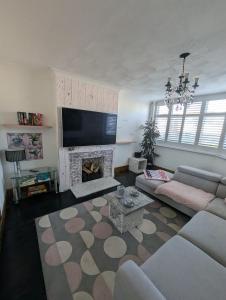 TV a/nebo společenská místnost v ubytování Spacious 3B Home with Garden in Central Ipswich