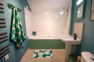 Bilik mandi di Nagshead Cottage - Dog-friendly retreat on the cycle trail +25 gambar