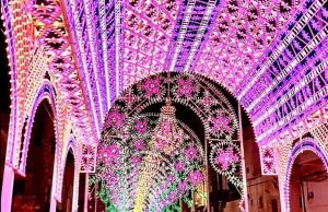 ein großer Raum mit einer violetten Decke mit Lichtern in der Unterkunft Dimora Donizetti 5 in Carovigno