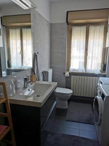 A bathroom at Gorizia Central Luxe Apartment 6 posti letto Még 16 kép