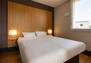 Ένα ή περισσότερα κρεβάτια σε δωμάτιο στο B&B HOTEL Aubenas