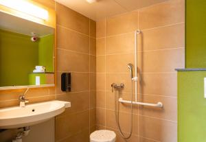 Ένα μπάνιο στο B&B HOTEL Aubenas