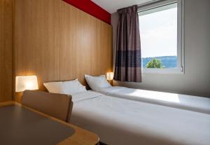 Ένα ή περισσότερα κρεβάτια σε δωμάτιο στο B&B HOTEL Aubenas