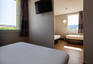Ένα ή περισσότερα κρεβάτια σε δωμάτιο στο B&B HOTEL Aubenas