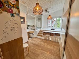 cocina con isla de cocina en una habitación en Sainte Luce proche de La Loire, en Sainte-Luce-sur-Loire 10 fotos más