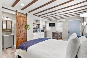 Kuchyň nebo kuchyňský kout v ubytování Winter Getaway! Walkable to Beach Access, Restaurants & Nightlife! Beach Equipment Included & Pet Friendly!