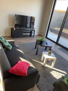 Televisyen dan/atau pusat hiburan di Modern New 4BR Spacious Peaceful Family Home