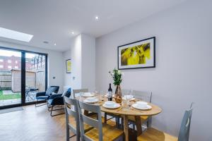 Χώρος καθιστικού στο 4 Bed House-2 Parking spaces-Vibrant location