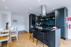 Η κουζίνα ή μικρή κουζίνα στο 4 Bed House-2 Parking spaces-Vibrant location