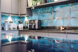 Η κουζίνα ή μικρή κουζίνα στο 4 Bed House-2 Parking spaces-Vibrant location