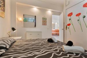 サン・バルトロメにあるApartamento Yumbo Atlantisのベッドルーム1室(赤い花の壁にベッド1台付) +21枚の写真