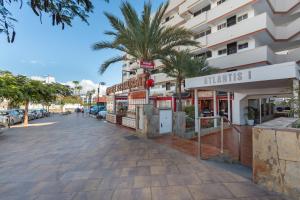 サン・バルトロメにあるApartamento Yumbo Atlantisのヤシの木が茂る建物前の通り