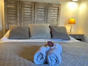 a bed with blue towels on top of it at La Maison des Hautures - Ancien Couvent avec Extérieur Proche Arénes- Idéal Familles ou groupe in Arles