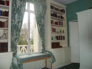 un asiento junto a la ventana con un tigunigunigunigun en Chalet Du Bel Event, en La Chapelle-sur-Dun