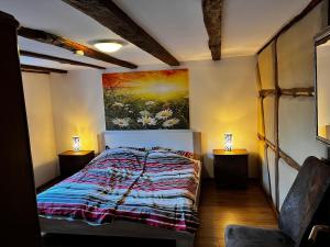 ein Schlafzimmer mit einem Bett und einem Gemälde an der Wand in der Unterkunft Kastanie im Neandertal in Erkrath