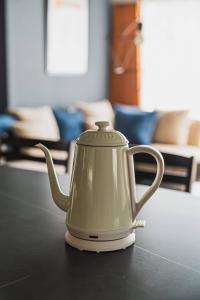 - Hervidor de té blanco sobre una mesa en Luxury Stay near Azabudai Hills and Tokyo Tower, 2-Bedroom Apartment, en Tokio