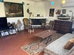 una sala de estar con un sofá y una mesa en Maisonette Plage, en La Ciotat