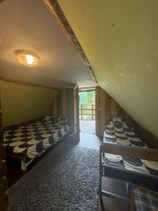 um quarto com dois beliches numa casa em Saarisoo - Oaas jõe kaldal em Tohera