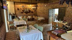 Restauracja lub miejsce do jedzenia w obiekcie Hani i Taulant Shahinit