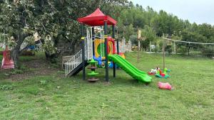 Plac zabaw dla dzieci w obiekcie Hani i Taulant Shahinit