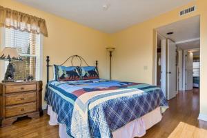 En eller flere senge i et værelse på Cobbly Nob Cove #105