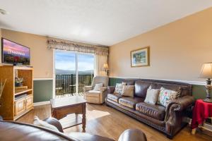 Et opholdsområde på Cobbly Nob Cove #105 + 43 billeder