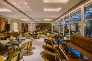 Een zitgedeelte bij Divani Apollon Palace & Thalasso