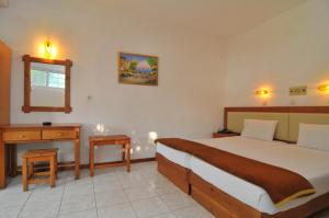 Ένα ή περισσότερα κρεβάτια σε δωμάτιο στο Hotel Emerald and Suites