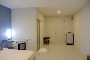 a white room with a refrigerator and a table at Chill Days @ Koh Larn in Ko Larn