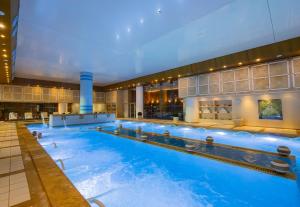 Het zwembad bij of vlak bij Divani Apollon Palace & Thalasso
