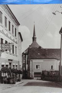 une photo en noir et blanc d'une rue avec une église dans l'établissement Bed & Breakfast du Château, à Vianden